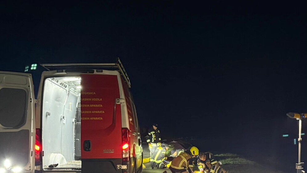 Petrinjski vatrogasci na terenu zbog masne mrlje u Kupi - 2