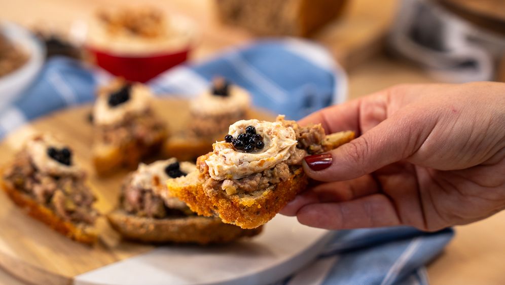 Tatarski biftek Ane Antunović s maslacem od čvaraka i lažnim kavijarom na toplom multigrain kruhu. - 1