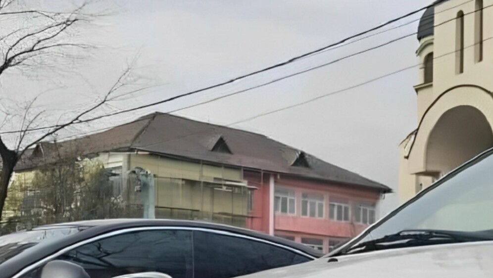 Neobičan ukras na haubi automobila