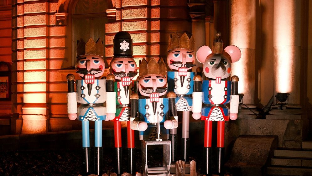 Orašari ispred zagrebačkog HNK u slopu Adventa