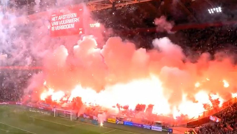 Vatromet na utakmici Ajaxa