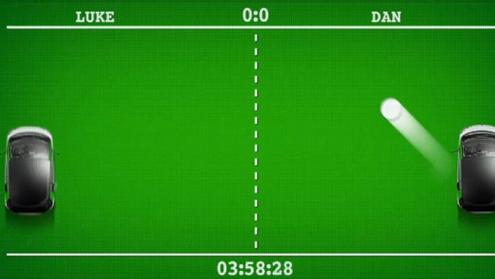 2 električna Smarta igraju ping pong na njemačkim ulicama