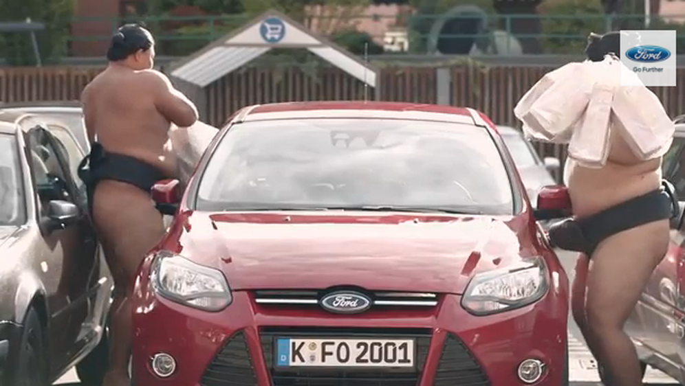Mogu li 2 sumo borca ući u parkirani Ford?