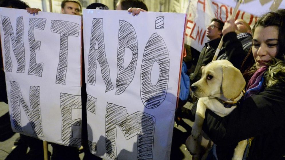Nakon masivnih prosvjeda, mađarska vlada odustala od poreza na internetski promet!