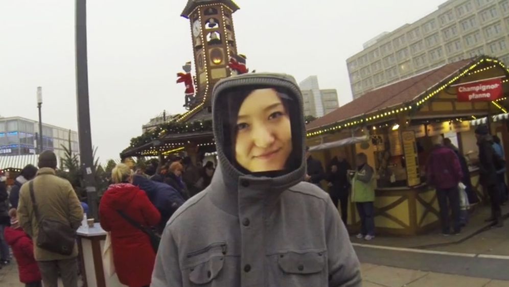 Provokativni umjetnički performans: Umjesto lica projekcija stranca na iPadu