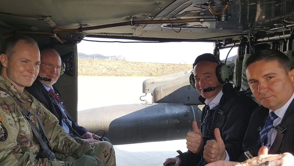Ministar obrane Damir Krstičević i američki veleposlanik Robert Kohorst u probnom letu helikoptera Black Hawk (Foto: MORH)