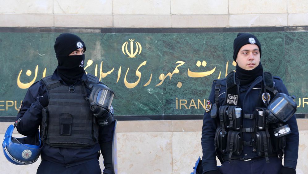 Ilustracija, turski policajci pred veleposlanstvom Irana u Ankari (Foto: AFP)