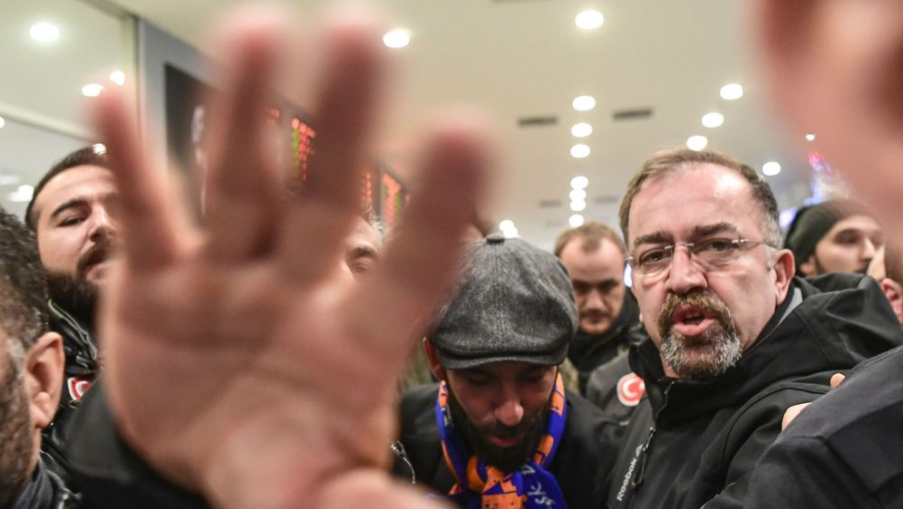 Arda Turan po dolasku u Istanbul (Foto: AFP)