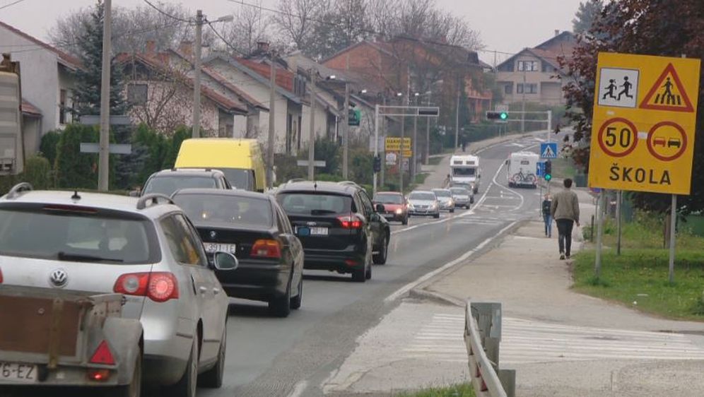 Cesta koja vodi do škole u Turnju (Foto: Dnevnik.hr)