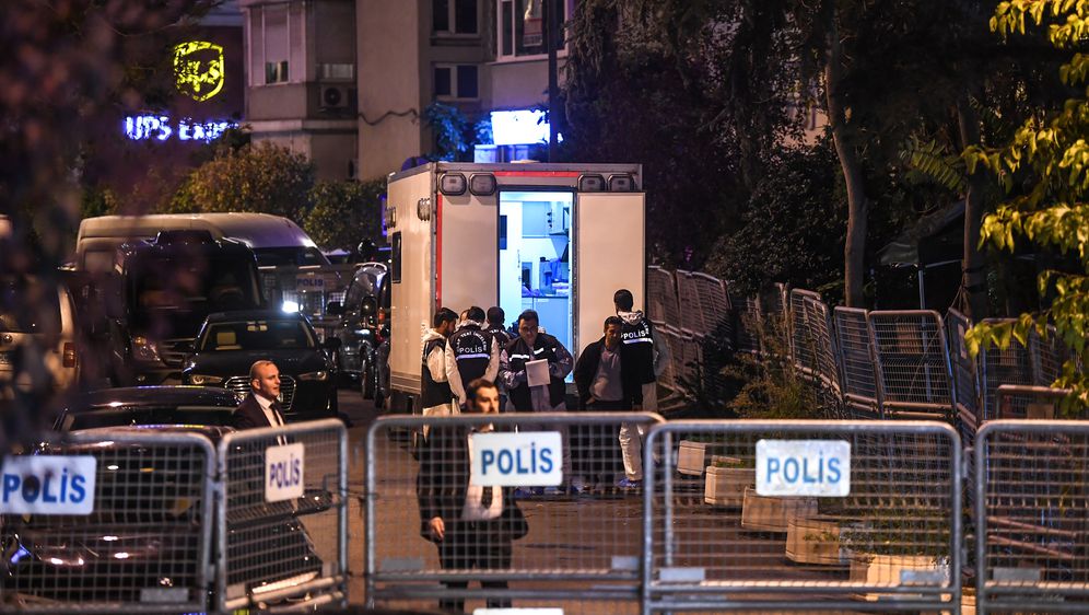 Policija kod konzulata Saudijske Arabije u Istanbulu (Foto: AFP)