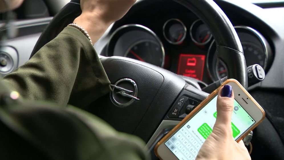Korištenje mobitela tijekom vožnje/Ilustracija (Foto: Dnevnik.hr) - 1