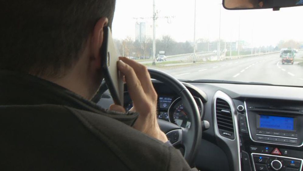Korištenje mobitela tijekom vožnje/Ilustracija (Foto: Dnevnik.hr) - 2