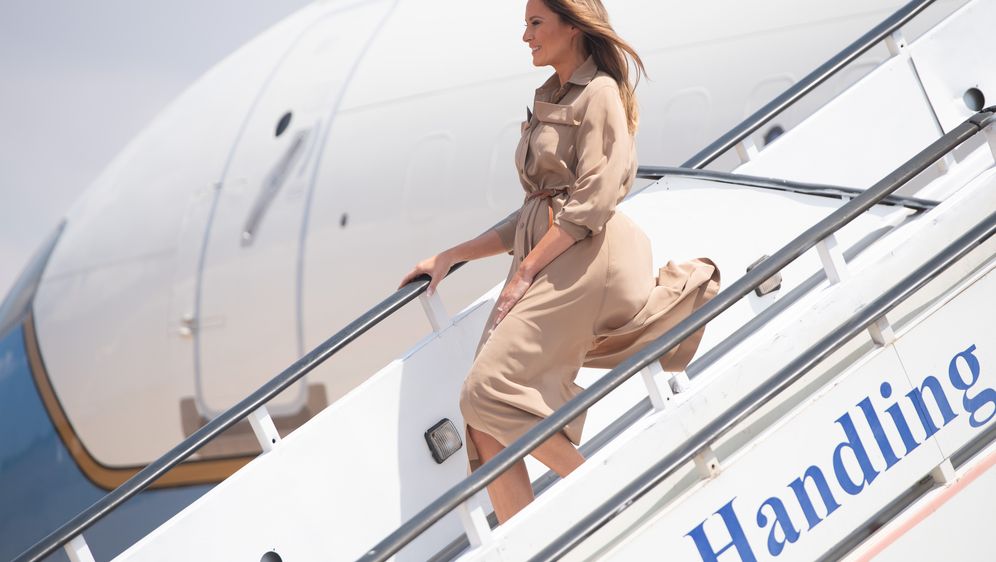 Melanija izlazi iz zrakoplova (Foto: AFP)
