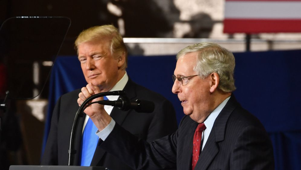 Američki predsjednik Donald Trump i vođa republikanskih senatora Mitch McConnell (Foto: AFP)