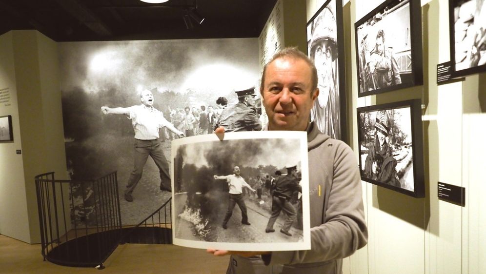 Autor Romeo Ibrišević sa svojom poznatom fotografijom u rukama koja je u stalnoj postavi Muzeja