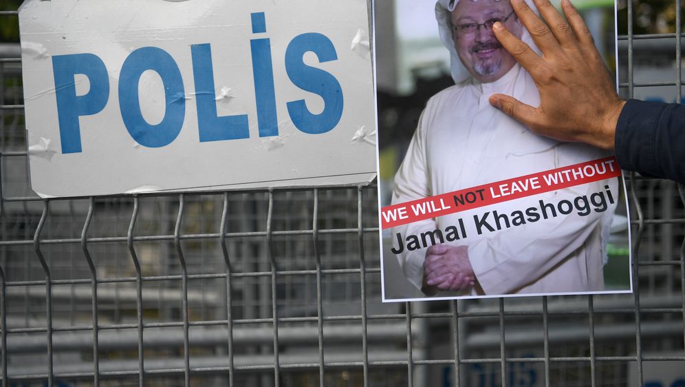 Prosvjednik sa slikom ubijenog saudijskog novinara Jamala Khashoggija ispred saudijskog konzulata u Istanbulu (Foto: AFP )