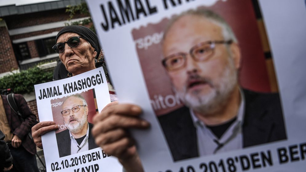 Prosvjednici sa slikama ubijenog saudijskog novinara Jamala Khashoggija ispred saudijskog konzulata u Istanbulu (Foto: AFP)
