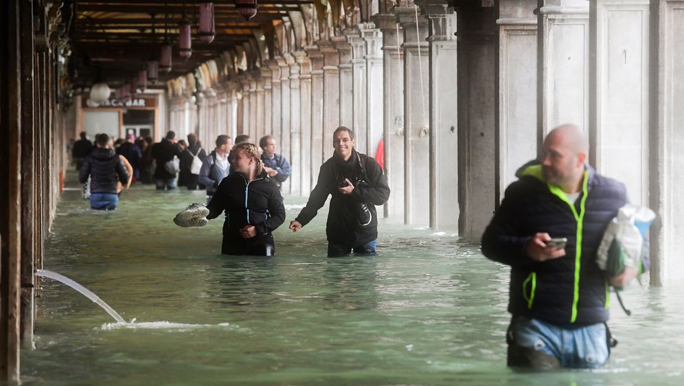 Poplava izazvana obilnim pljuskom u Veneciji (Foto: AFP)