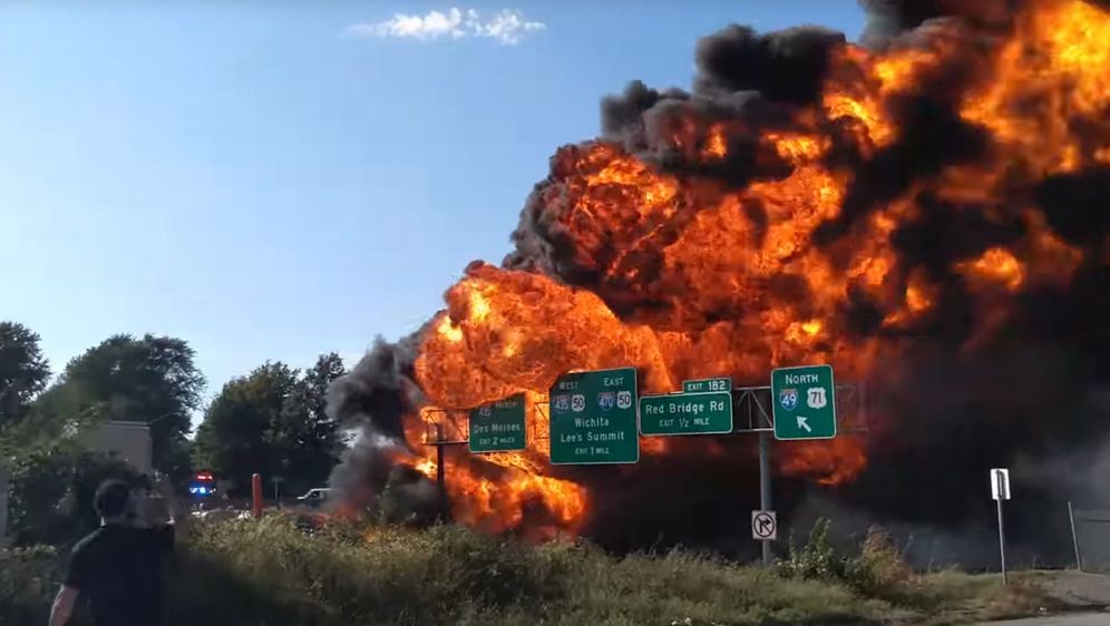 Zapaljeni tanker (Foto: Screenshot/YouTube)