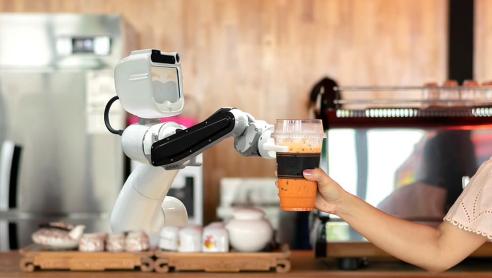 Robot služi čovjeka (Ilustracija: Getty)