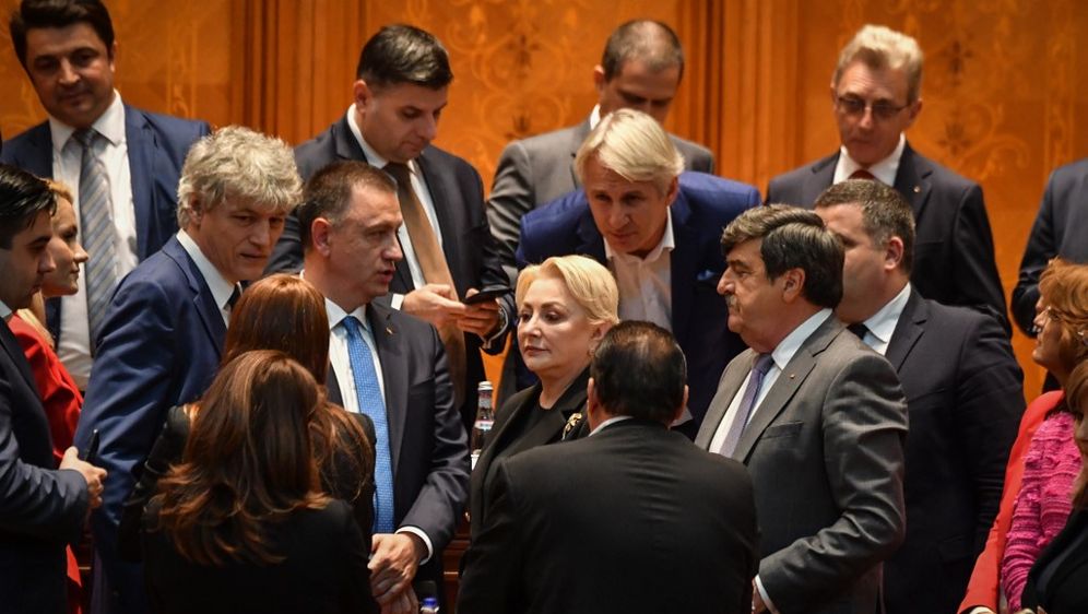 Rumunjska premijerka Viorica Dancila okružena svojim ministrima nakon pada Vlade (Foto: AFP)