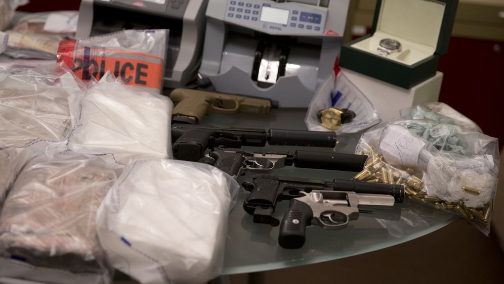 Ilustracija, policijska zapljena kokaina i oružja (Foto: AFP)