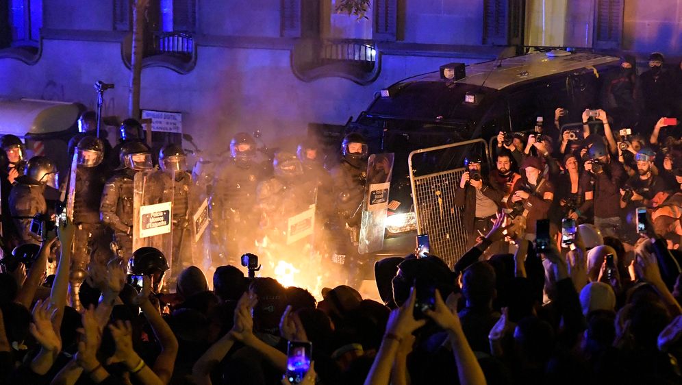 Sukobi na ulicama Barcelone (Foto: AFP)