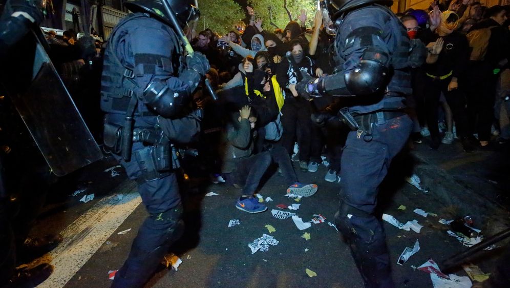U sukobima prosvjednika i policije u katalonskim gradovima ozlijeđene 74 osobe (Foto: AFP)