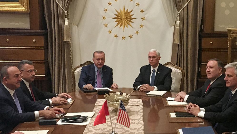 Recep Tayyip Erdogan i Mike Pence (Foto: AFP)