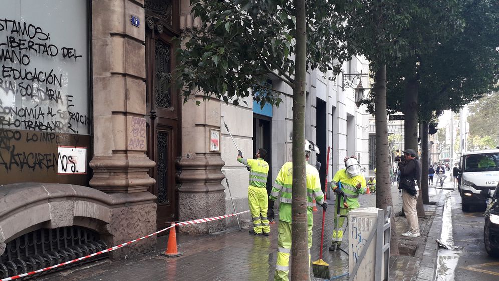 Gradske službe čiste Barcelonu nakon nereda (Foto : Dnevnik.hr)