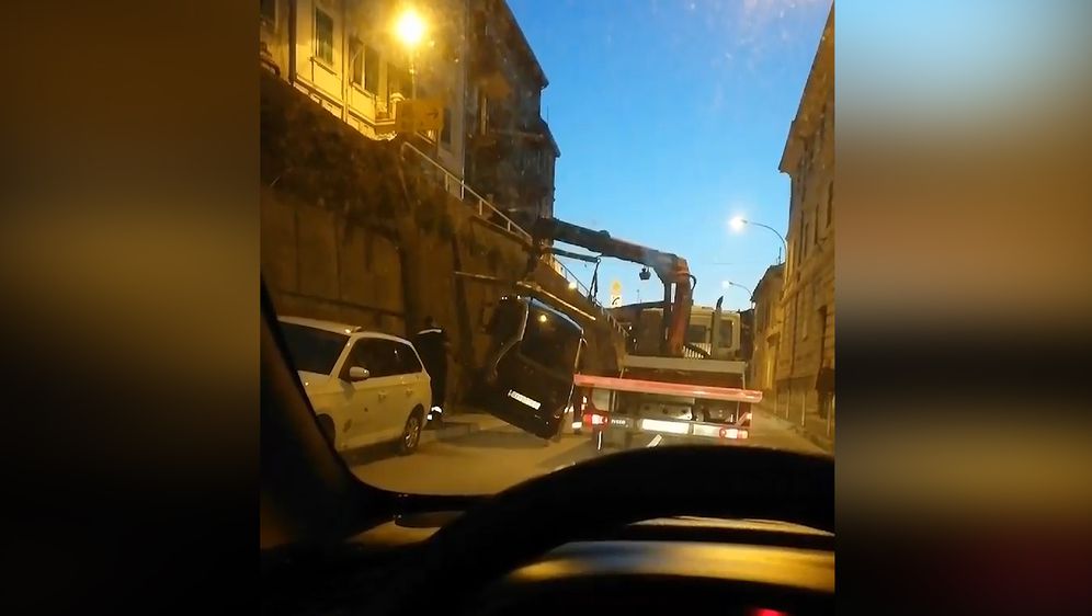 Razbijeni automobil u Rijeci (Screenshot: Dnevnik.hr)