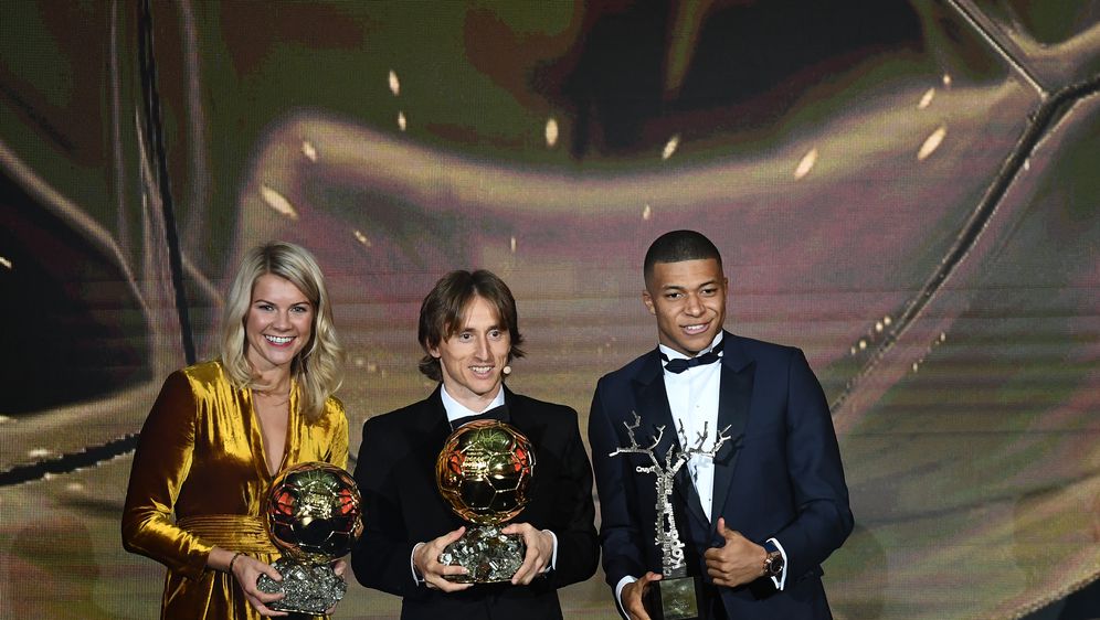 Luka Modrić s nagradom Zlatna lopta (Foto: AFP)