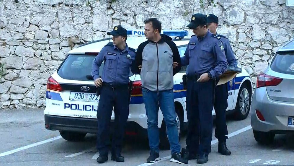 Privođenje oca i sina osumnjičenih za pljačku u Zračnoj luci u Dubrovniku (Foto: Dnevnik.hr) - 1