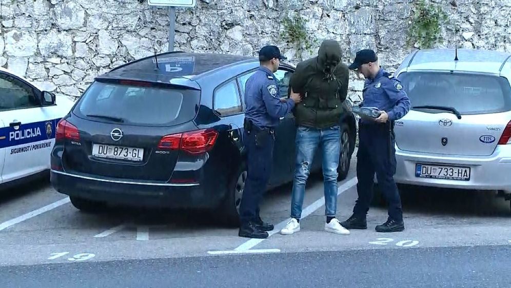 Privođenje oca i sina osumnjičenih za pljačku u Zračnoj luci u Dubrovniku (Foto: Dnevnik.hr) - 2