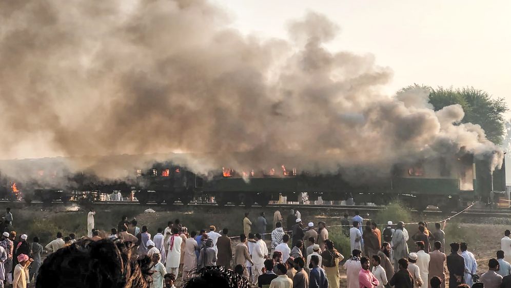 Izbio požar u vlaku u Pakistanu (Foto: AFP) - 2