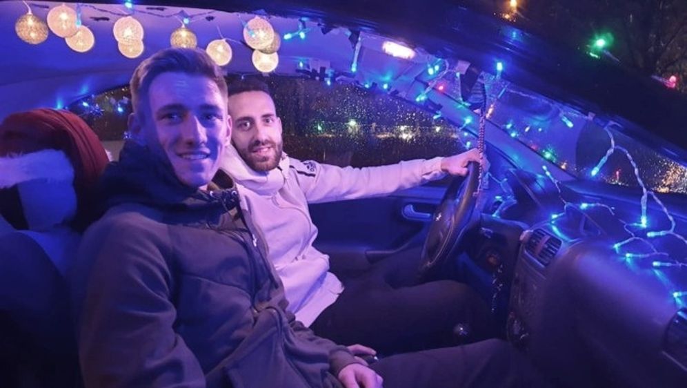 Ove godine slavna Corsa Xmass 'jaše' još jače: Najpoznatiji božićni automobil sa Save kitili studenti iz svih dijelova Hrvatske VIDEO