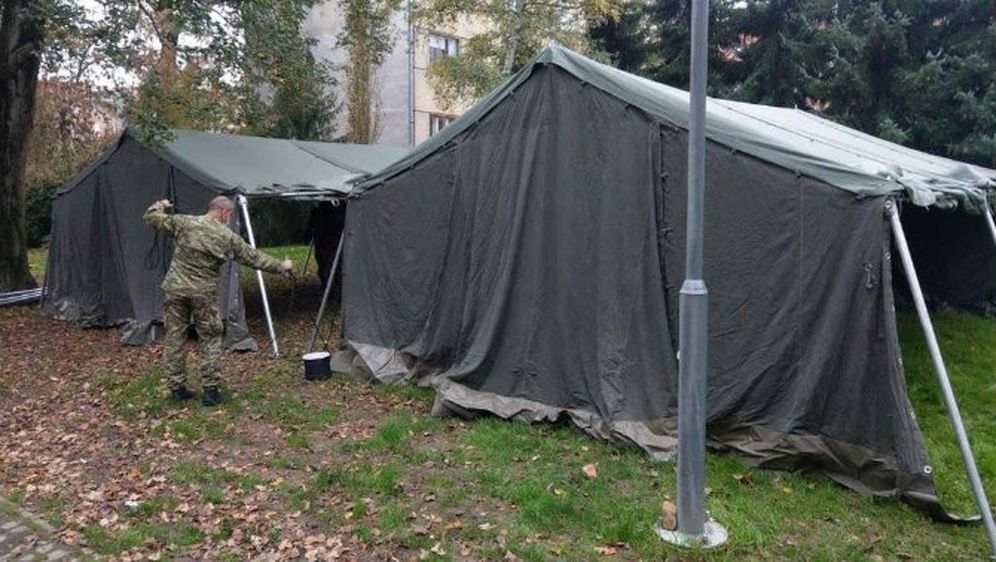 12 stolova i 24 klupe: U dvorištu Akademije osvanuo vojni šator za prehranu studenata FOTO
