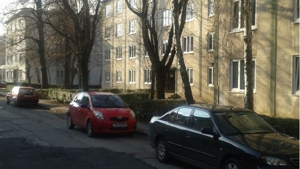 Tko onda smije? Godinu dana parkirala auto ispred studentskog doma – od jučer, čini se, više ne smije… FOTO