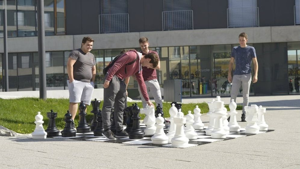 Da šah-matiraju ovu godinu na faksu: U dvorištu studentskog centra osvanuo gigantski šah! FOTO