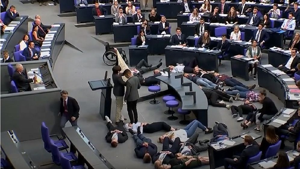 Studenti pali na pod i pravili se mrtvi u Parlamentu, Predsjednik ostao imun: 'Slobodno lezite, ali sutra imam sjednicu pa morate dotad otići'