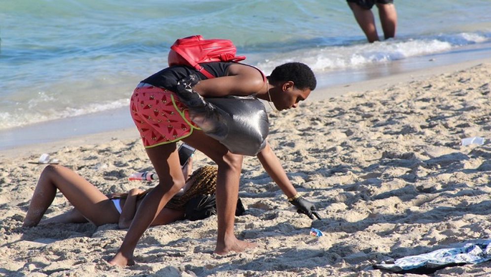 Uzor svima: Student 'žrtvovao' proljetne praznike kako bi počistio smeće s plaže VIDEO