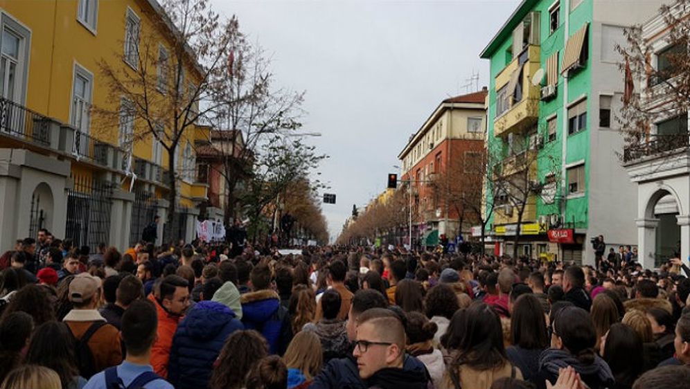  Školarina otišla gore: Tisuće albanskih studenata sa svih fakulteta prosvjeduje na ulicama