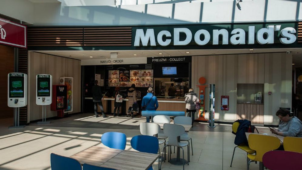 Neprimjetna 51 dan: Dva studenta zalijepila lažnu reklamu na zid McDonald’sa i tako ušli u legendu