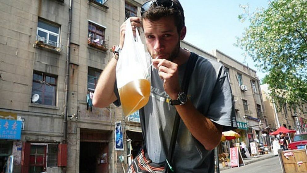 Ništa limenke, ništa boce: Ovdje se pivo pije iz plastične vrećice – FOTO