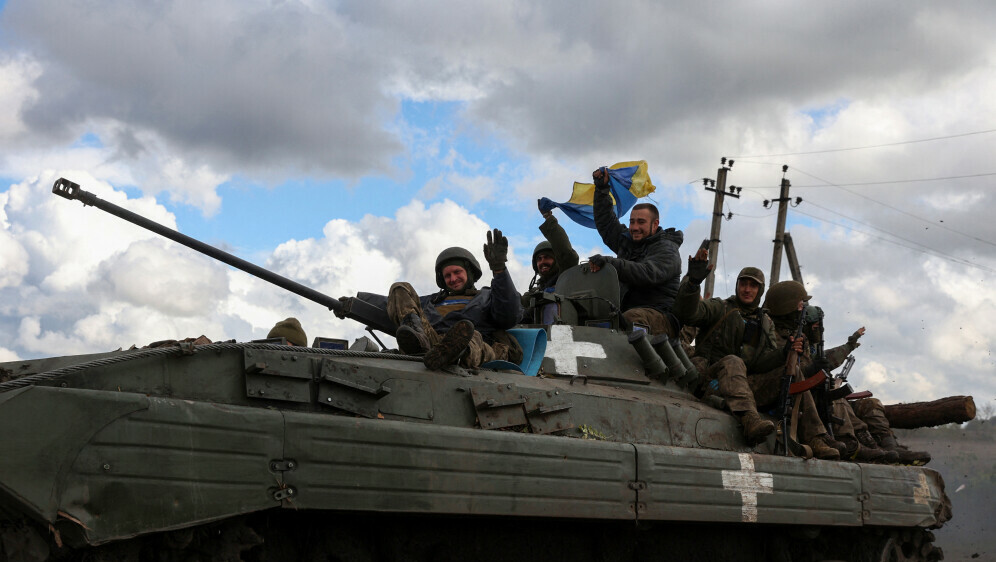 Ukrajinski vojnici s ukrajinskim zastavama na cesti u blizini grada Limana u regiji Donjeck