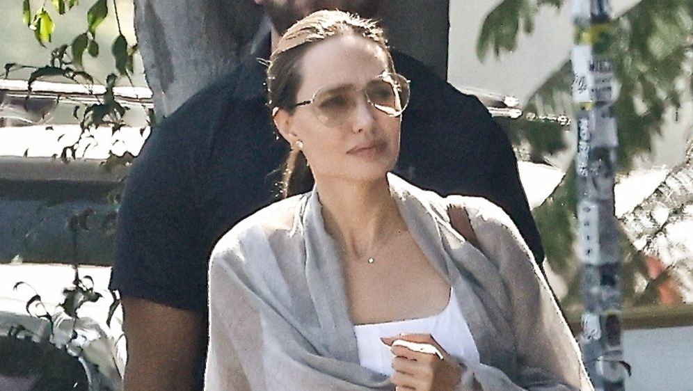 Angelina Jolie uz bijelu haljinu nosila je lagani svijetlosivi šal