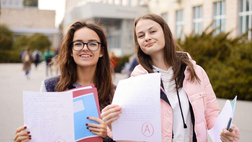 Dvije djevojke pokazuju odličnu ocjenu iz testa