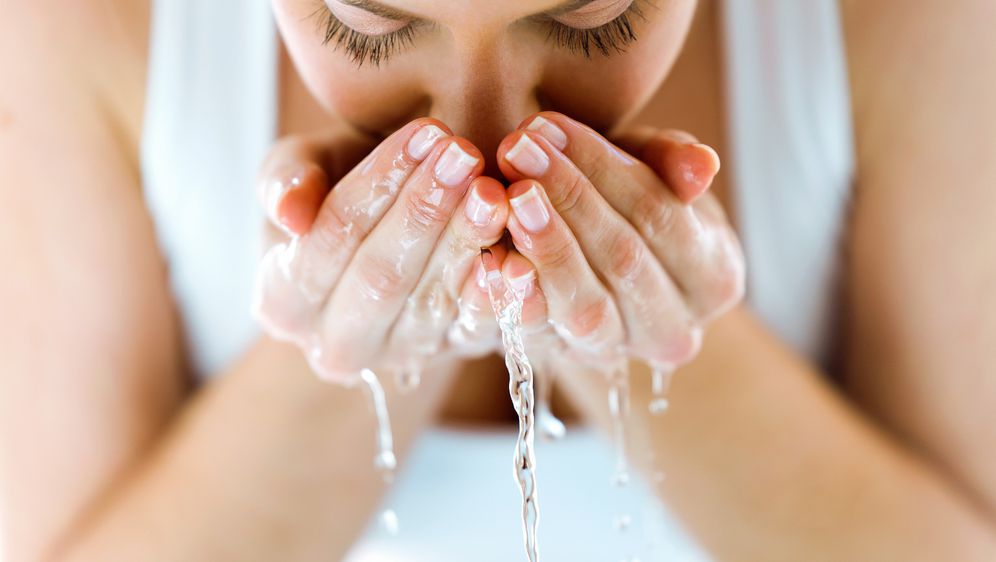 Žena umiva lice
