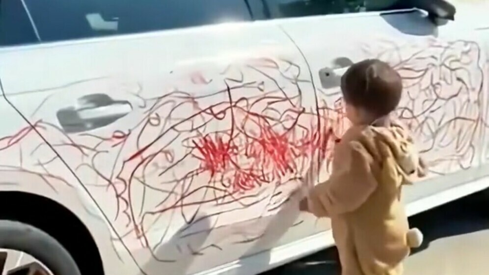 Dječak pošarao auto