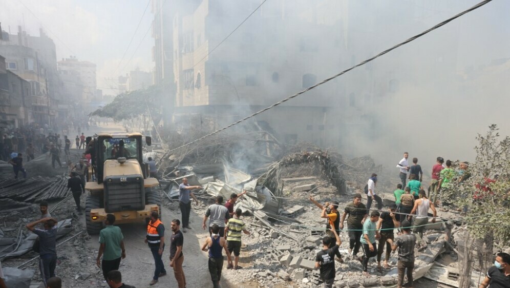Bager uklanja ruševine nakon izraelskog napada u južnom pojasu Gaze